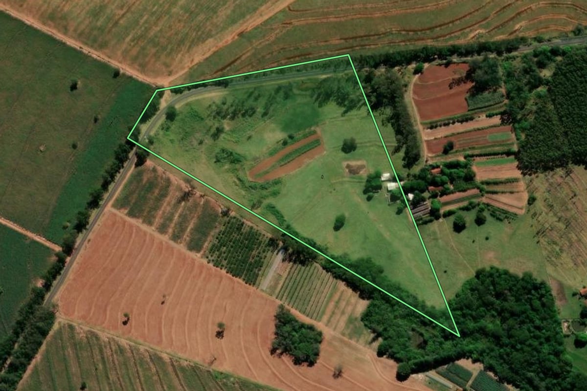 Imagem de satélite do imóvel rural em Nova Esperança (PR), com o contorno declarado no CAR desenhado por cima.