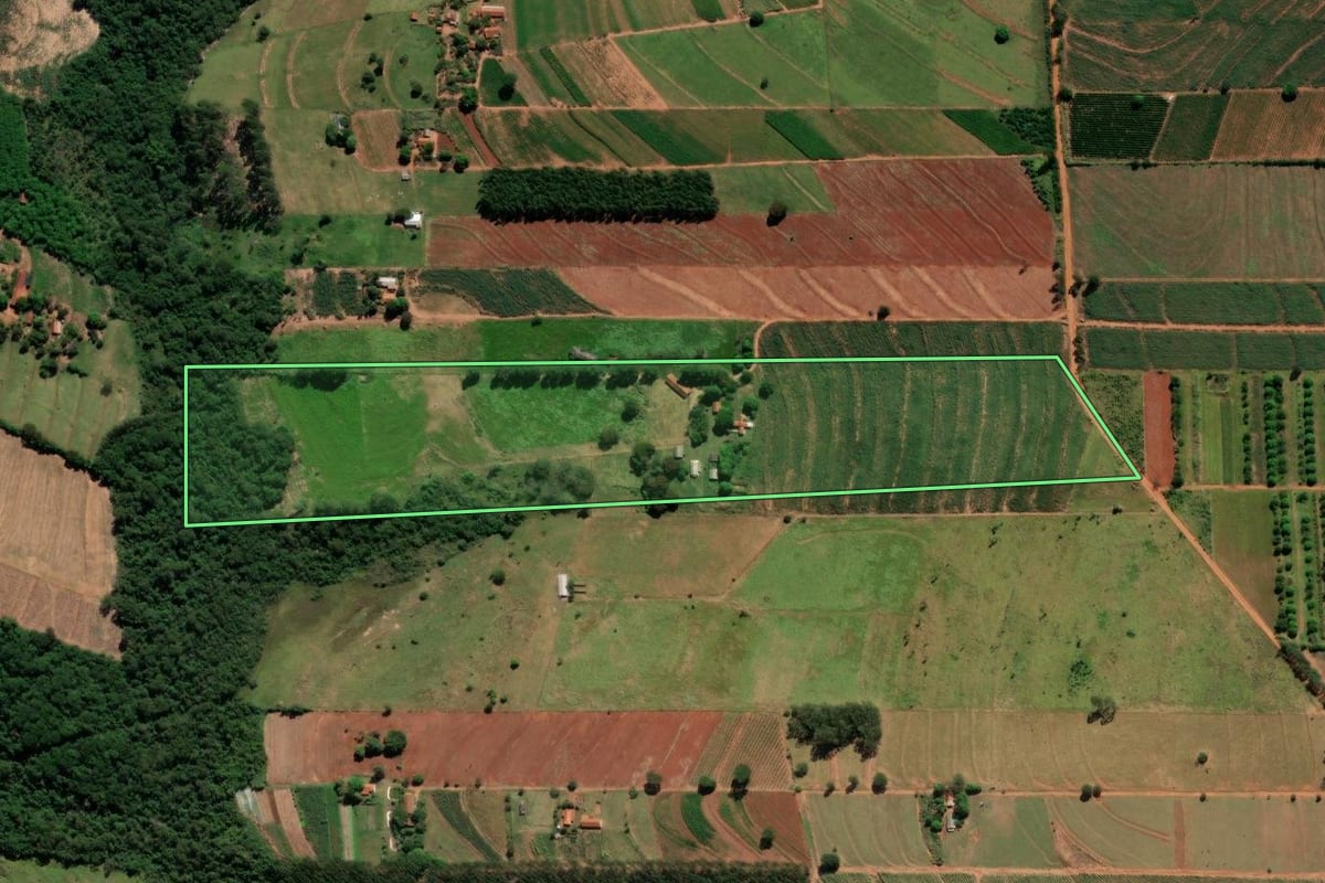 Imagem de satélite do imóvel rural em Nova Esperança (PR), com o contorno declarado no CAR desenhado por cima.