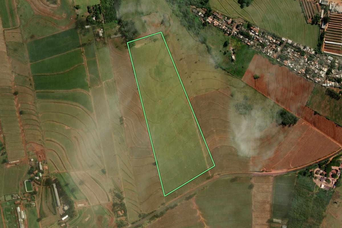 Imagem de satélite do imóvel rural em Nova Esperança (PR), com o contorno declarado no CAR desenhado por cima.