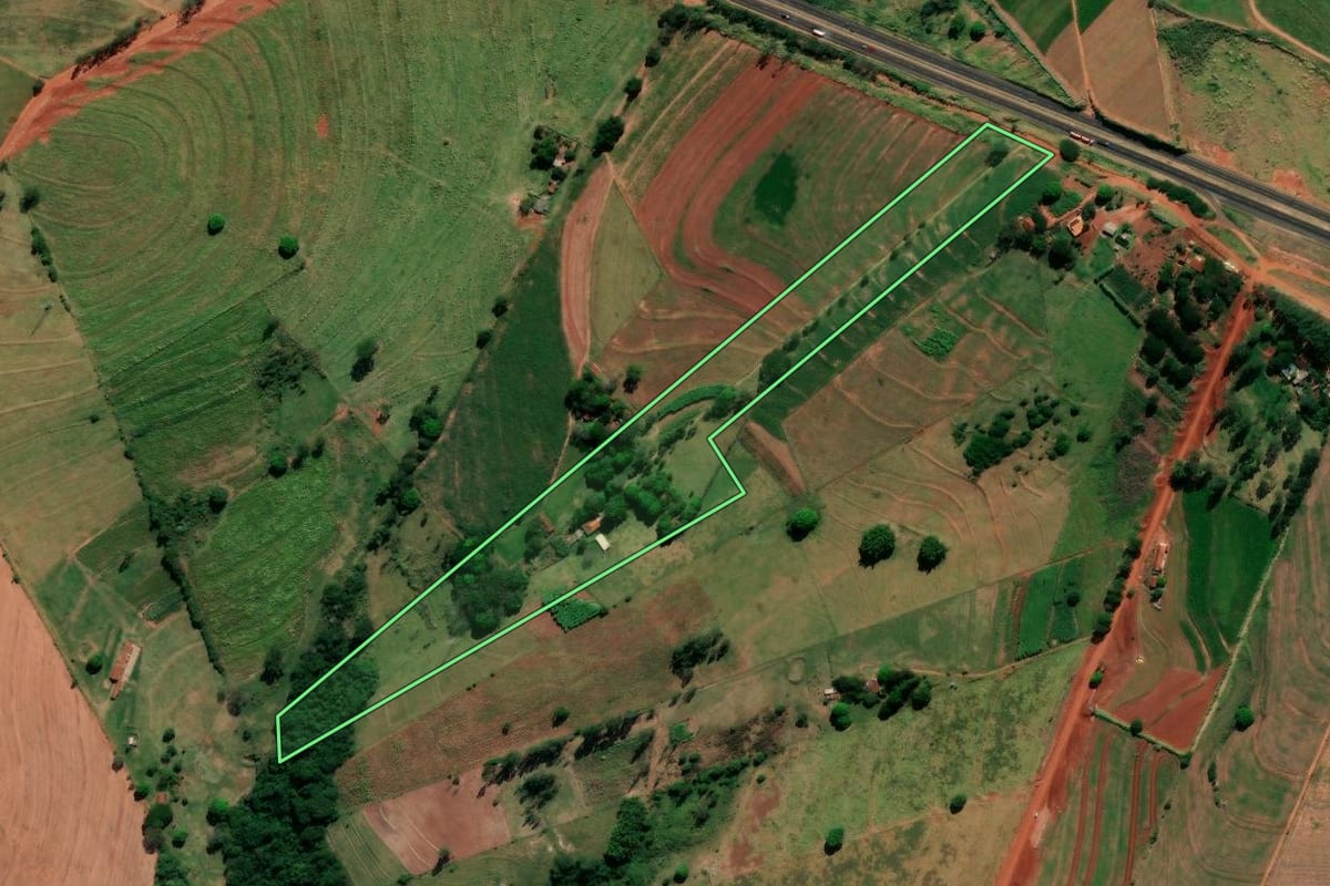 Imagem de satélite do imóvel rural em Nova Esperança (PR), com o contorno declarado no CAR desenhado por cima.
