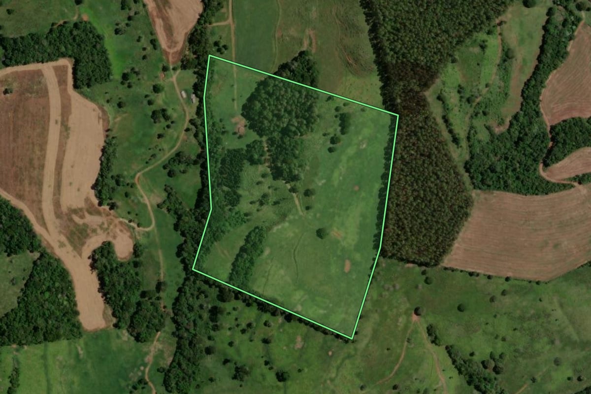 Imagem de satélite do imóvel rural em Nova Esperança do Sudoeste (PR), com o contorno declarado no CAR desenhado por cima.