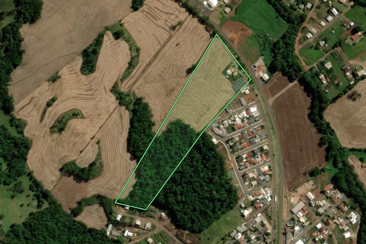 Imagem de satélite do imóvel rural em Nova Esperança do Sudoeste (PR), com o contorno declarado no CAR desenhado por cima.