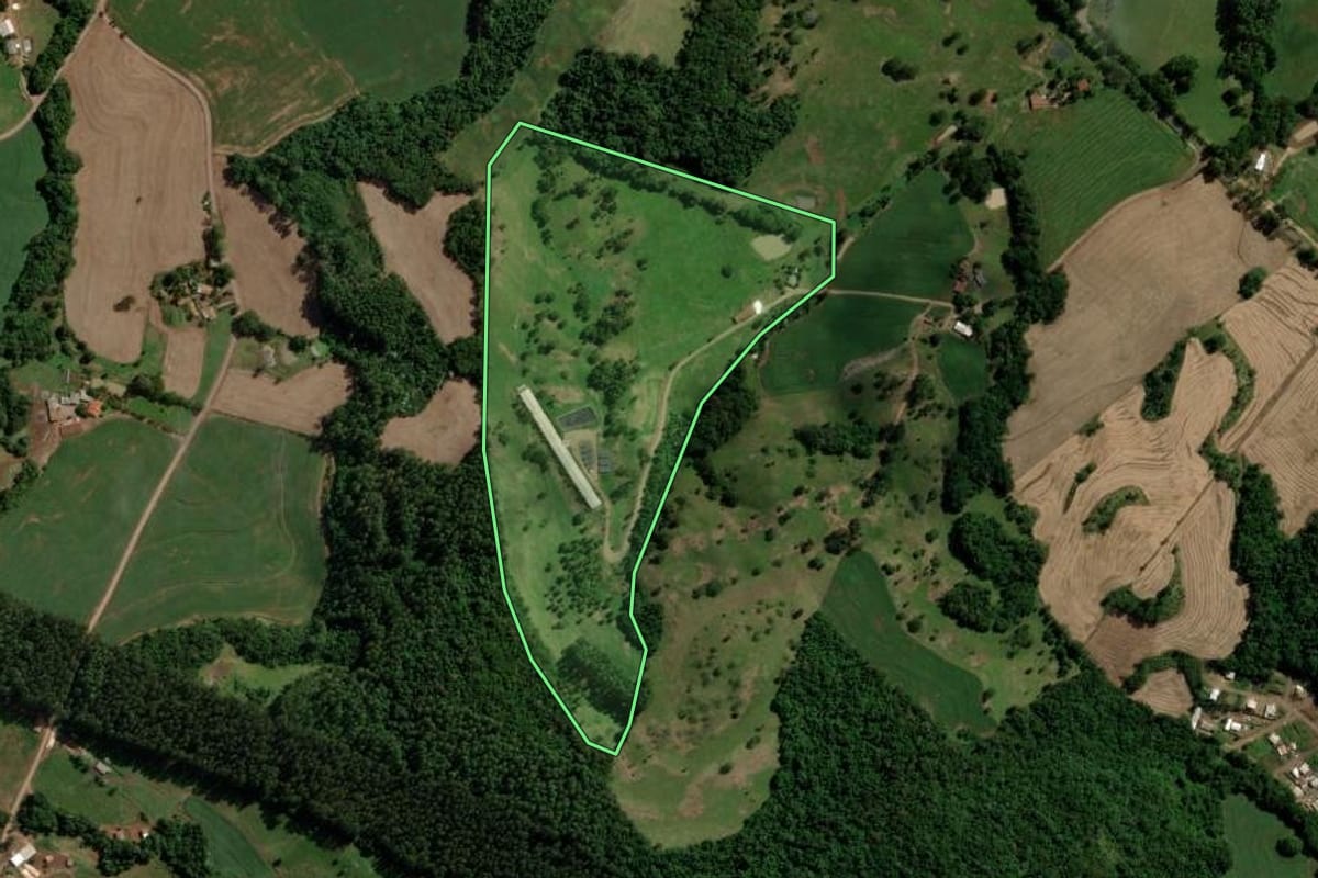 Imagem de satélite do imóvel rural em Nova Esperança do Sudoeste (PR), com o contorno declarado no CAR desenhado por cima.