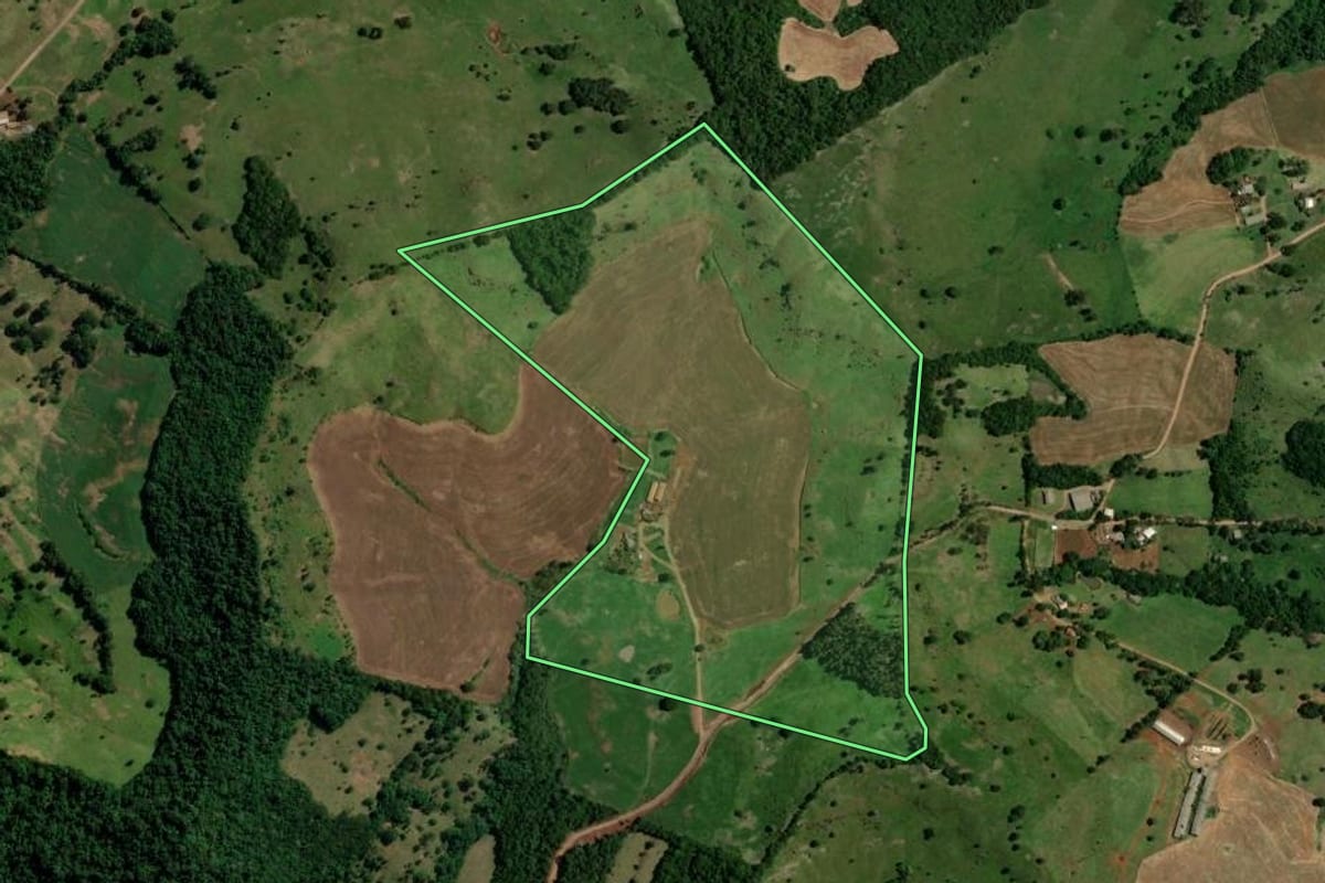 Imagem de satélite do imóvel rural em Nova Esperança do Sudoeste (PR), com o contorno declarado no CAR desenhado por cima.