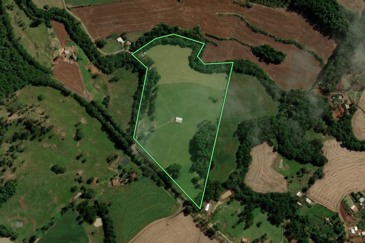 Imagem de satélite do imóvel rural em Nova Esperança do Sudoeste (PR), com o contorno declarado no CAR desenhado por cima.