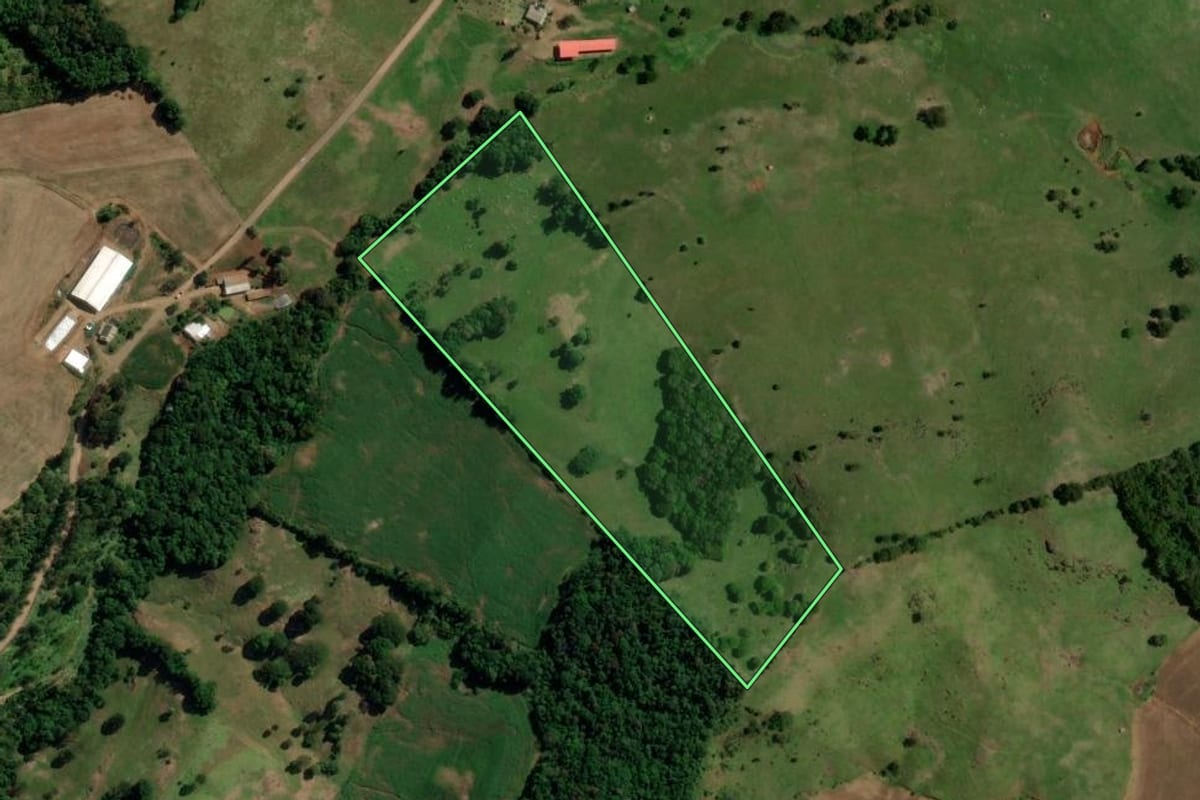 Imagem de satélite do imóvel rural em Nova Esperança do Sudoeste (PR), com o contorno declarado no CAR desenhado por cima.