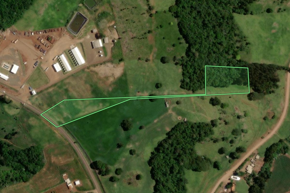 Imagem de satélite do imóvel rural em Nova Esperança do Sudoeste (PR), com o contorno declarado no CAR desenhado por cima.