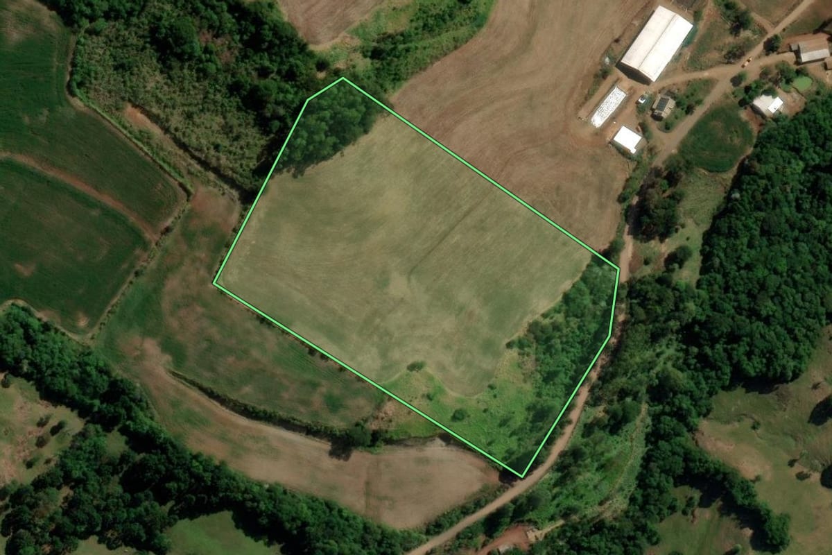 Imagem de satélite do imóvel rural em Nova Esperança do Sudoeste (PR), com o contorno declarado no CAR desenhado por cima.