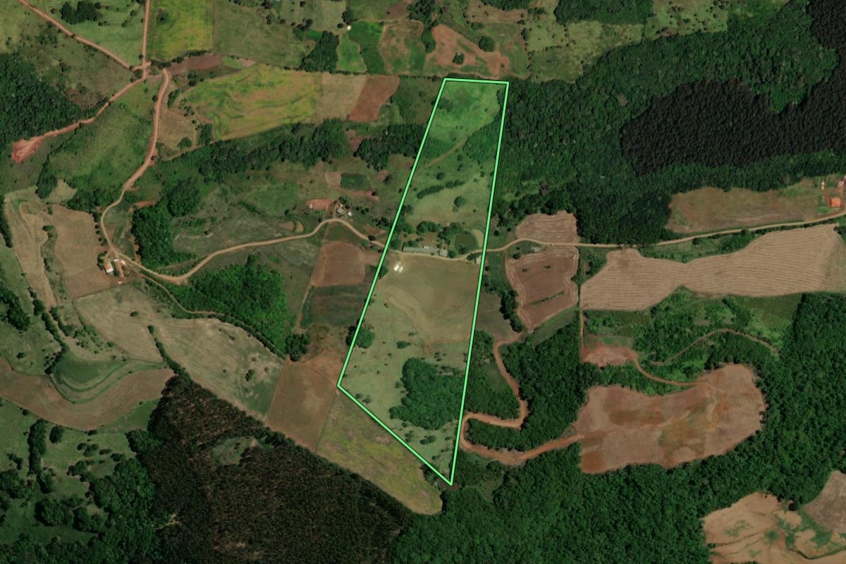 Imagem de satélite do imóvel rural em Nova Esperança do Sudoeste (PR), com o contorno declarado no CAR desenhado por cima.