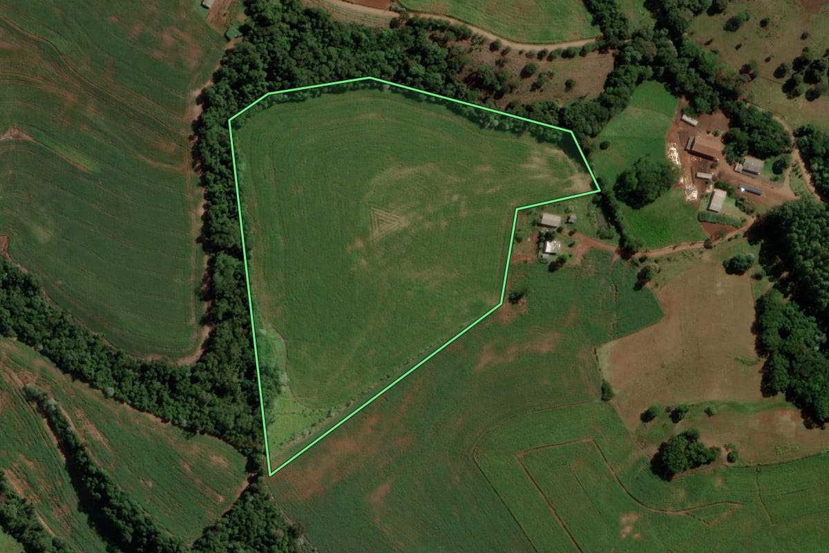 Imagem de satélite do imóvel rural em Nova Esperança do Sudoeste (PR), com o contorno declarado no CAR desenhado por cima.