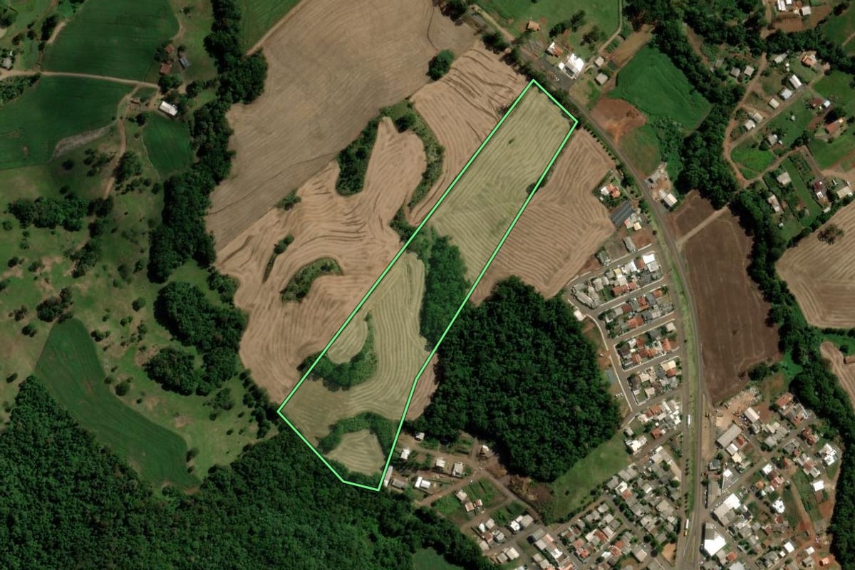 Imagem de satélite do imóvel rural em Nova Esperança do Sudoeste (PR), com o contorno declarado no CAR desenhado por cima.