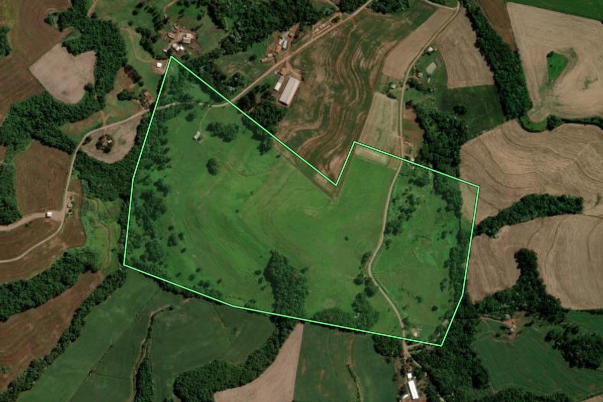 Imagem de satélite do imóvel rural em Nova Esperança do Sudoeste (PR), com o contorno declarado no CAR desenhado por cima.