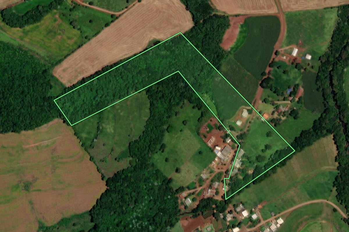 Imagem de satélite do imóvel rural em Nova Esperança do Sudoeste (PR), com o contorno declarado no CAR desenhado por cima.