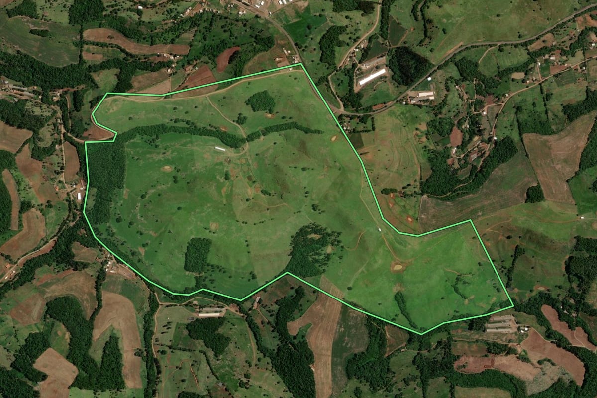 Imagem de satélite do imóvel rural em Nova Esperança do Sudoeste (PR), com o contorno declarado no CAR desenhado por cima.