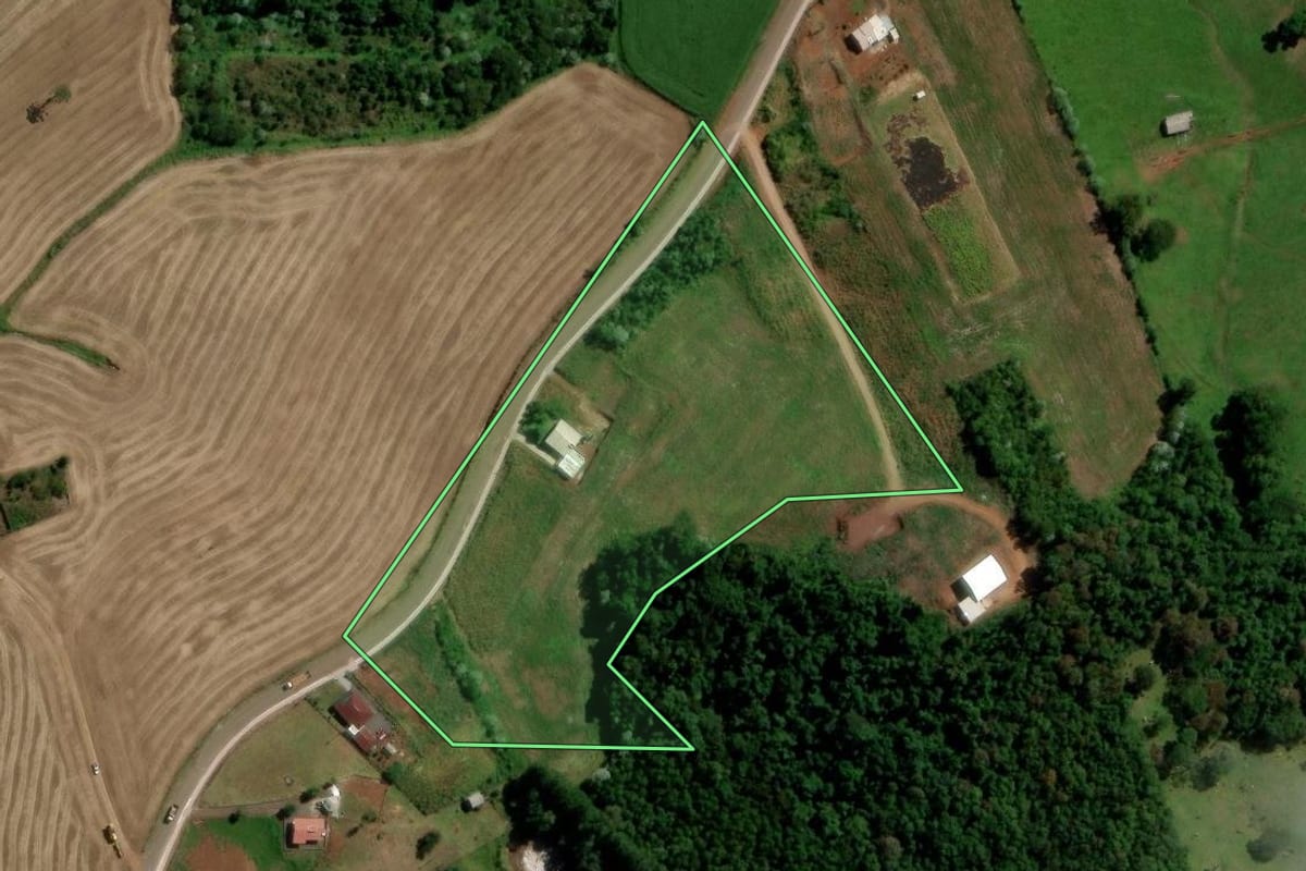 Imagem de satélite do imóvel rural em Nova Esperança do Sudoeste (PR), com o contorno declarado no CAR desenhado por cima.