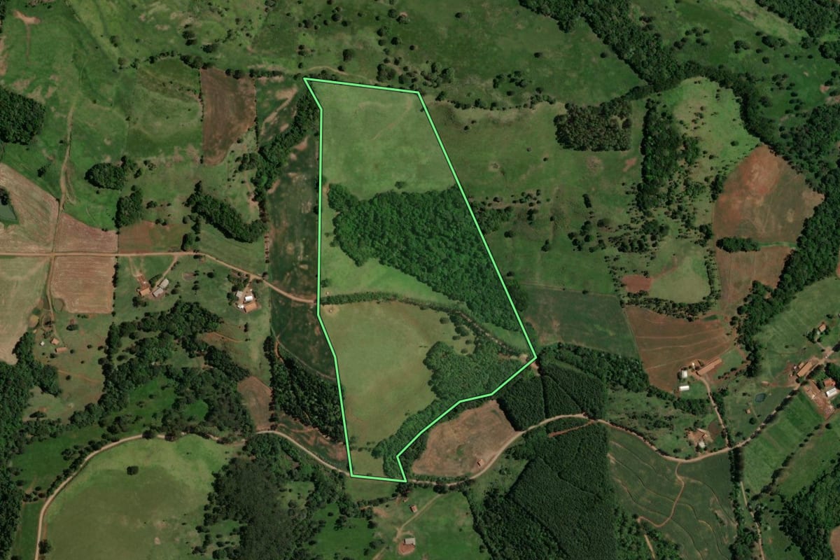 Imagem de satélite do imóvel rural em Nova Esperança do Sudoeste (PR), com o contorno declarado no CAR desenhado por cima.