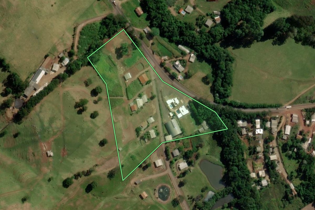 Imagem de satélite do imóvel rural em Nova Esperança do Sudoeste (PR), com o contorno declarado no CAR desenhado por cima.