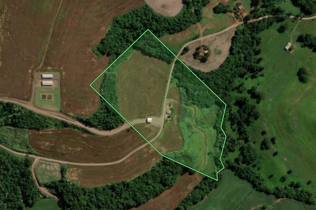 Imagem de satélite do imóvel rural em Nova Esperança do Sudoeste (PR), com o contorno declarado no CAR desenhado por cima.