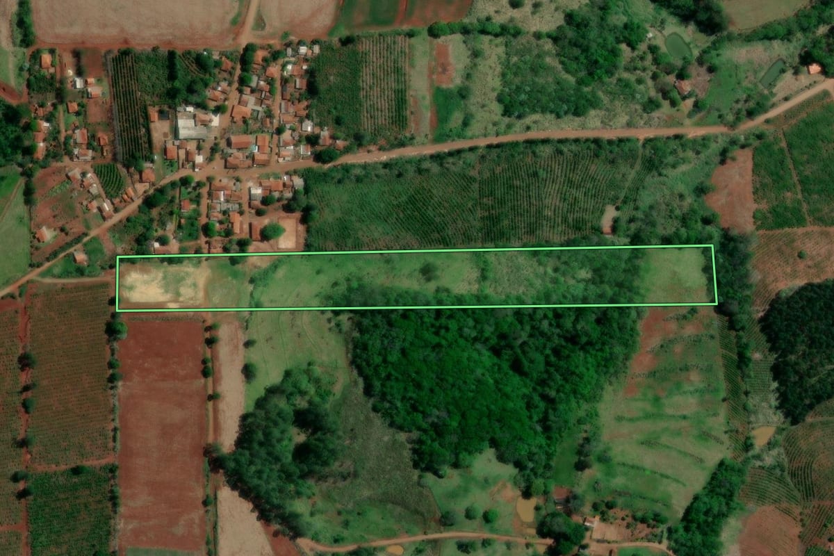 Imagem de satélite do imóvel rural em Nova Fátima (PR), com o contorno declarado no CAR desenhado por cima.