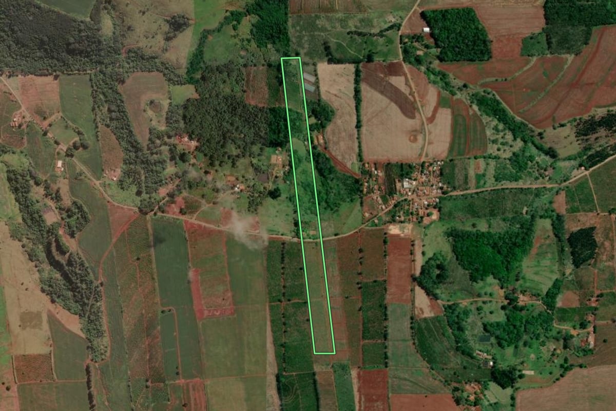 Imagem de satélite do imóvel rural em Nova Fátima (PR), com o contorno declarado no CAR desenhado por cima.