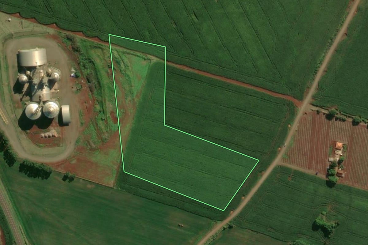 Imagem de satélite do imóvel rural em Nova Fátima (PR), com o contorno declarado no CAR desenhado por cima.