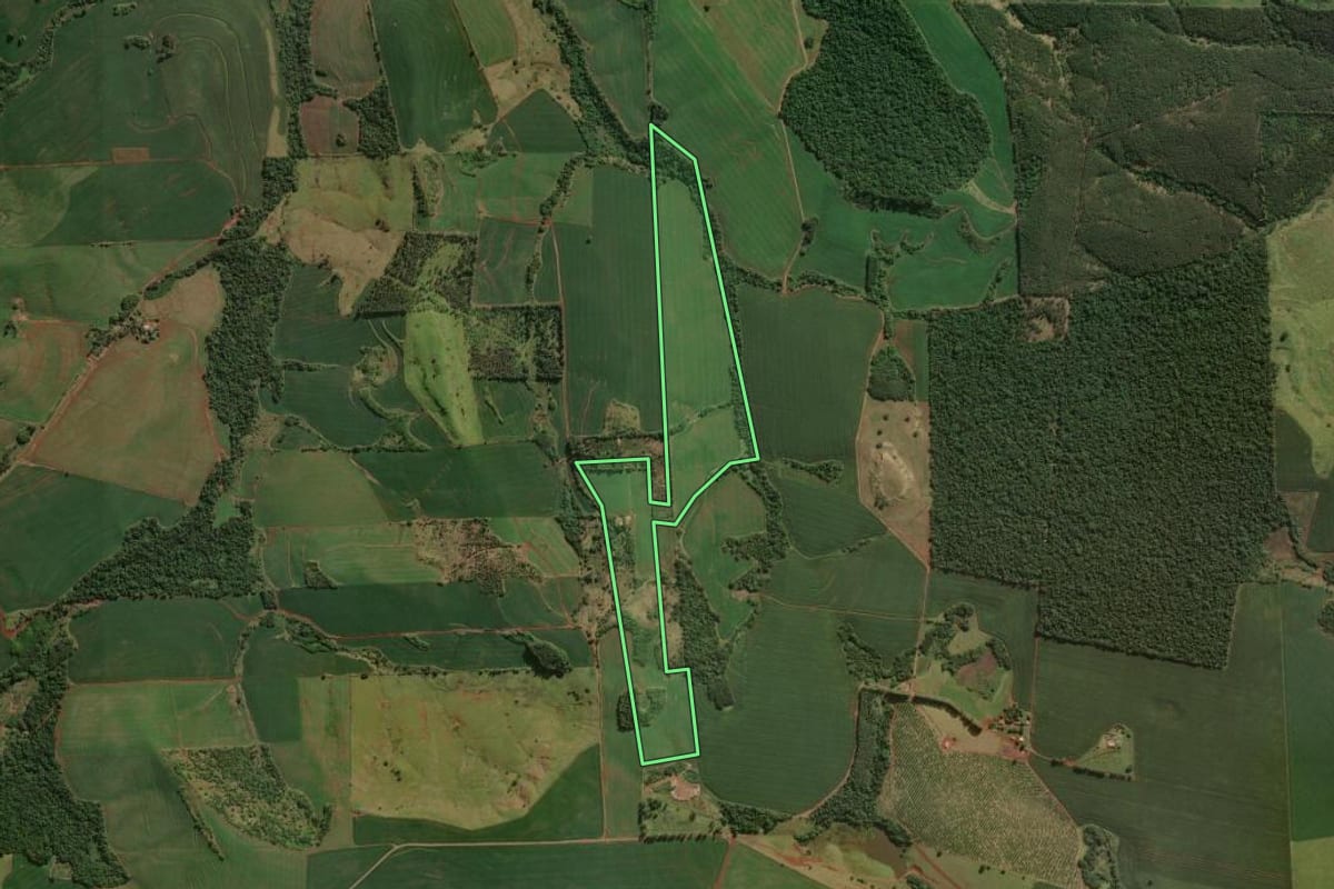 Imagem de satélite do imóvel rural em Nova Fátima (PR), com o contorno declarado no CAR desenhado por cima.