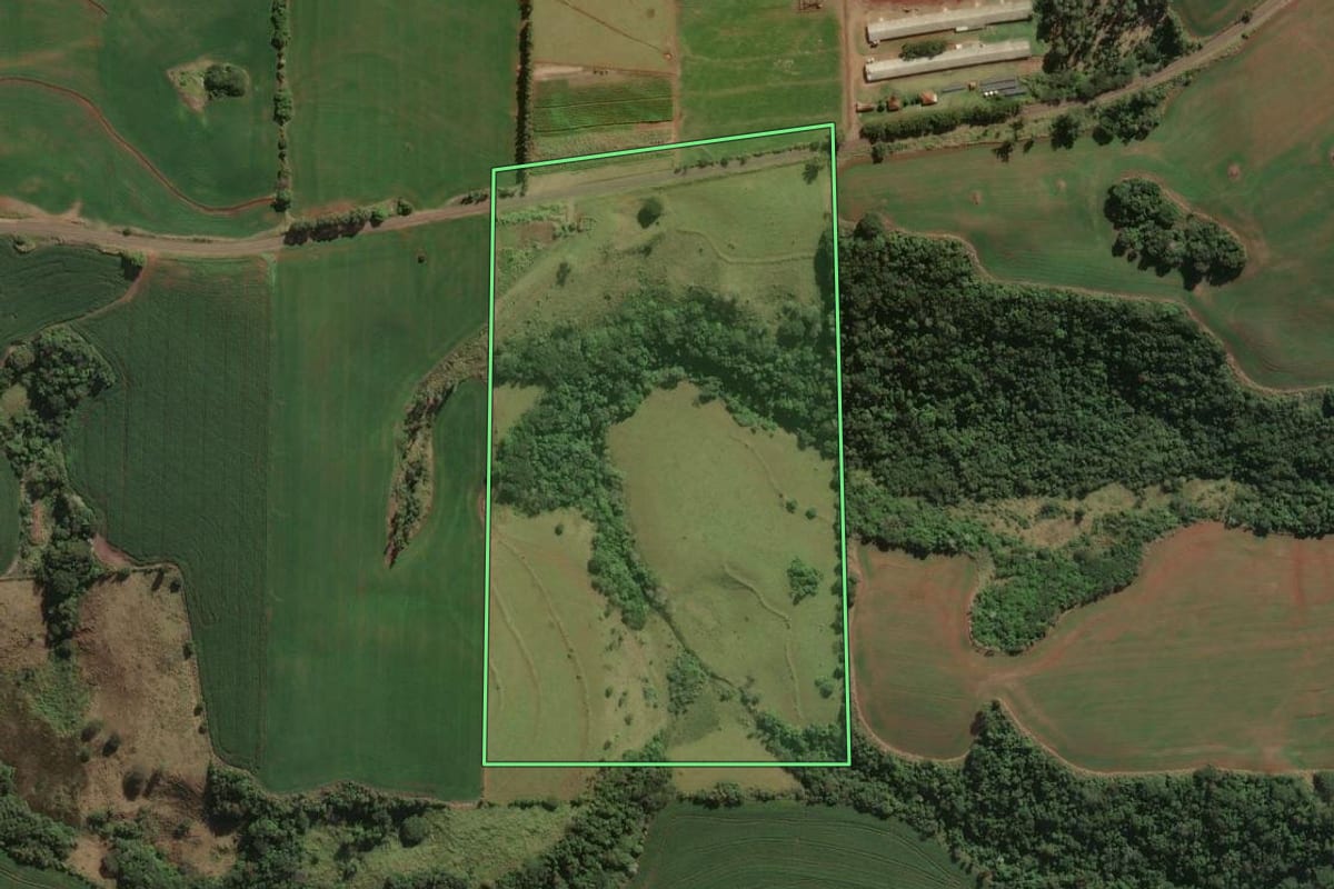 Imagem de satélite do imóvel rural em Nova Fátima (PR), com o contorno declarado no CAR desenhado por cima.