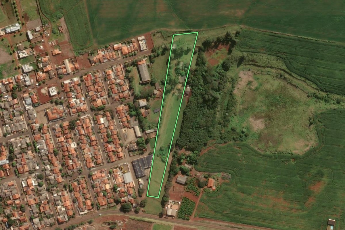 Imagem de satélite do imóvel rural em Nova Fátima (PR), com o contorno declarado no CAR desenhado por cima.