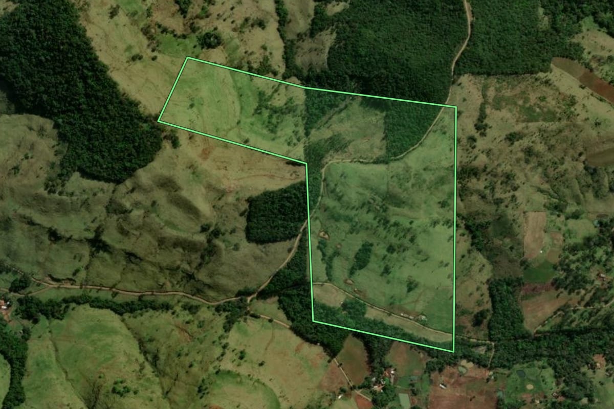 Imagem de satélite do imóvel rural em Nova Laranjeiras (PR), com o contorno declarado no CAR desenhado por cima.