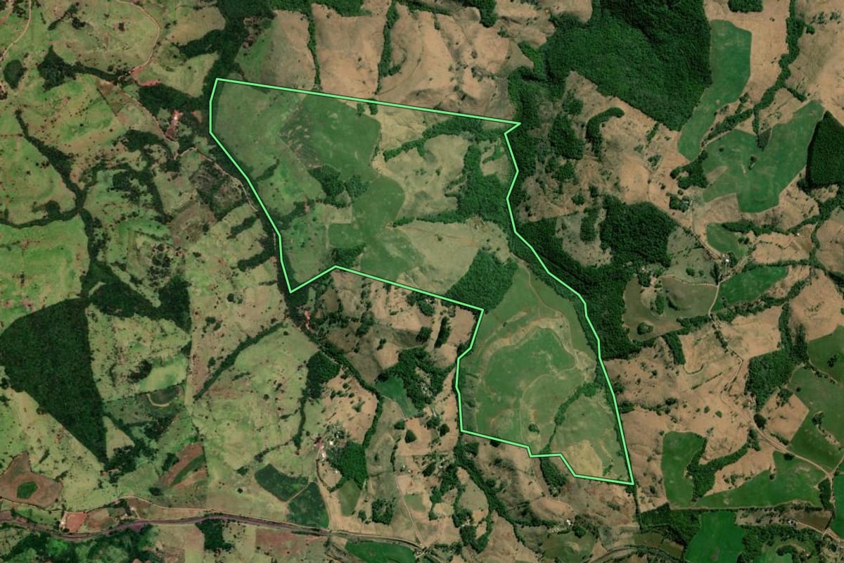 Imagem de satélite do imóvel rural em Nova Laranjeiras (PR), com o contorno declarado no CAR desenhado por cima.