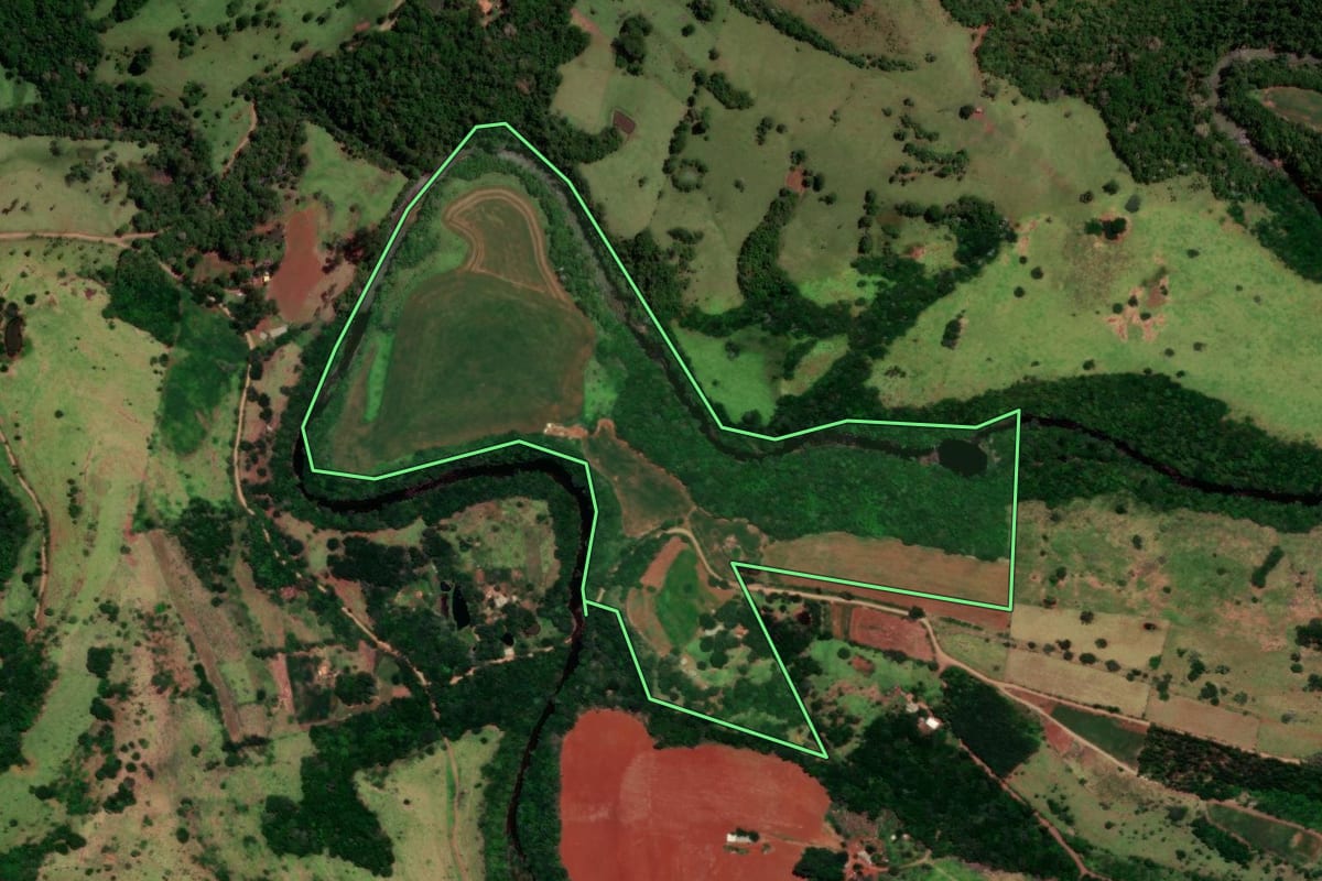 Imagem de satélite do imóvel rural em Nova Laranjeiras (PR), com o contorno declarado no CAR desenhado por cima.