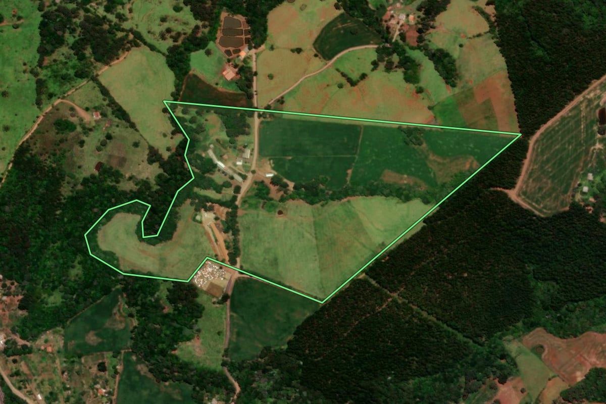 Imagem de satélite do imóvel rural em Nova Laranjeiras (PR), com o contorno declarado no CAR desenhado por cima.