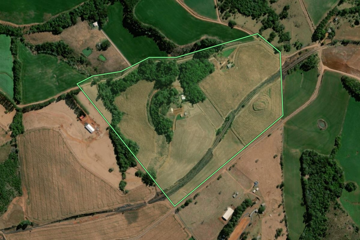 Imagem de satélite do imóvel rural em Nova Laranjeiras (PR), com o contorno declarado no CAR desenhado por cima.