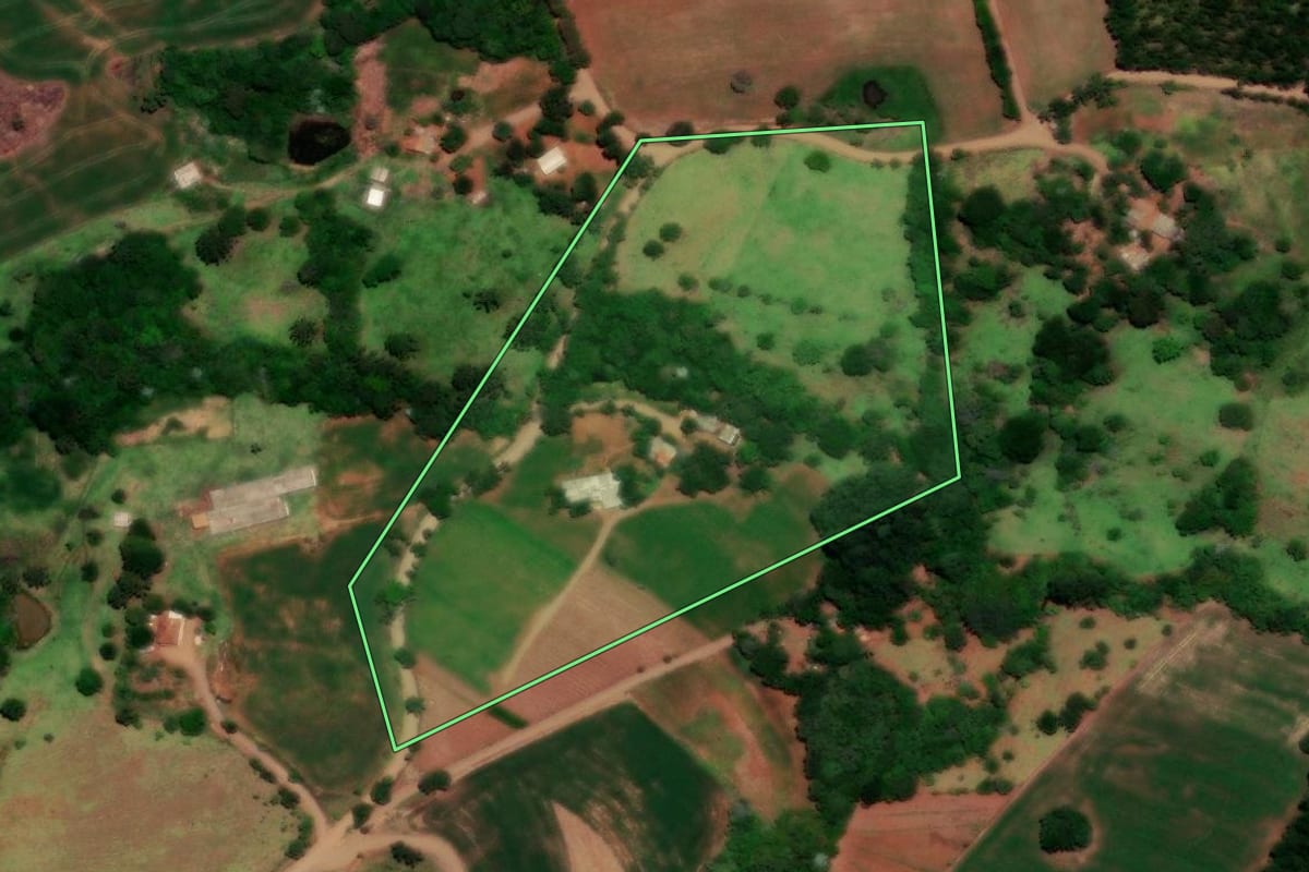 Imagem de satélite do imóvel rural em Nova Laranjeiras (PR), com o contorno declarado no CAR desenhado por cima.