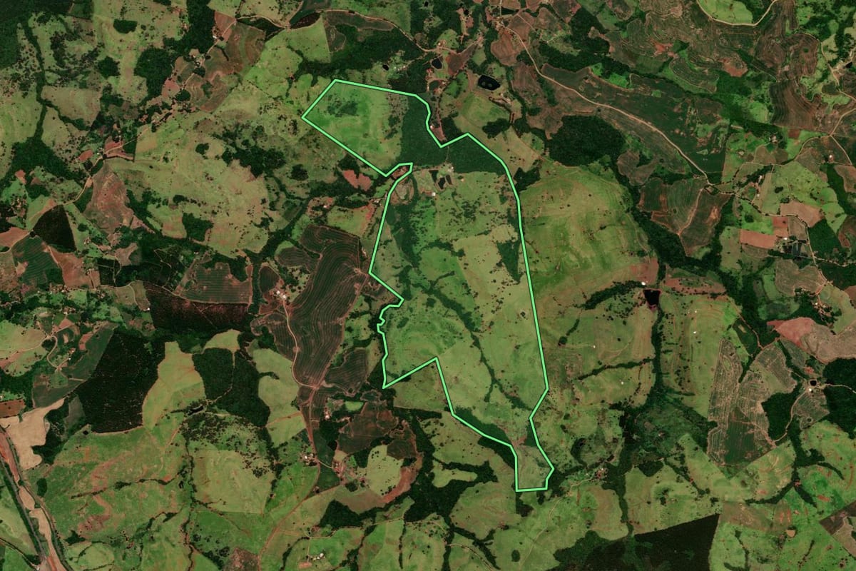 Imagem de satélite do imóvel rural em Nova Laranjeiras (PR), com o contorno declarado no CAR desenhado por cima.