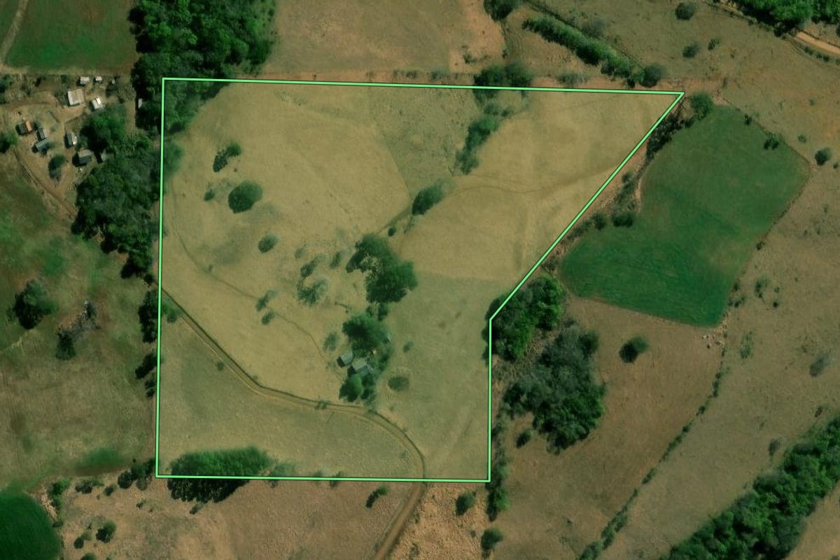 Imagem de satélite do imóvel rural em Nova Laranjeiras (PR), com o contorno declarado no CAR desenhado por cima.
