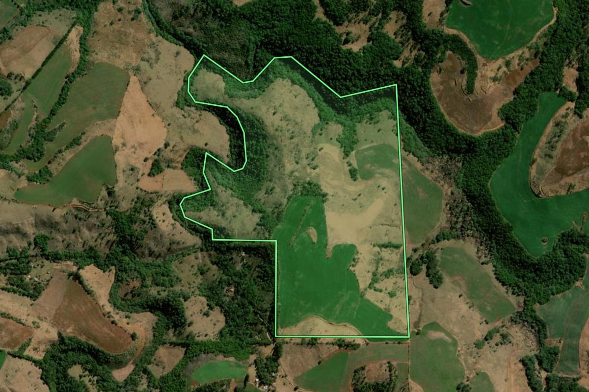 Imagem de satélite do imóvel rural em Nova Laranjeiras (PR), com o contorno declarado no CAR desenhado por cima.
