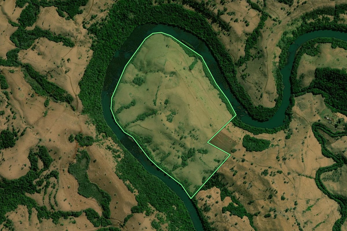 Imagem de satélite do imóvel rural em Nova Laranjeiras (PR), com o contorno declarado no CAR desenhado por cima.