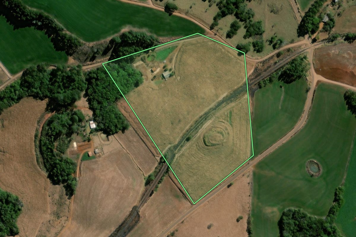Imagem de satélite do imóvel rural em Nova Laranjeiras (PR), com o contorno declarado no CAR desenhado por cima.
