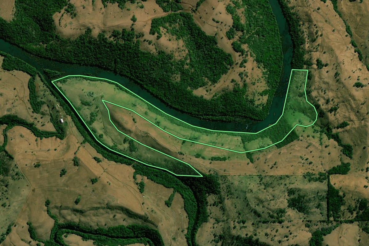 Imagem de satélite do imóvel rural em Nova Laranjeiras (PR), com o contorno declarado no CAR desenhado por cima.