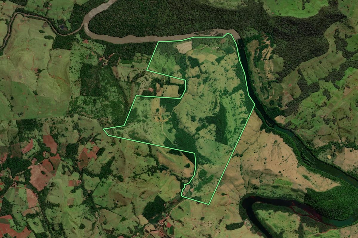 Imagem de satélite do imóvel rural em Nova Laranjeiras (PR), com o contorno declarado no CAR desenhado por cima.