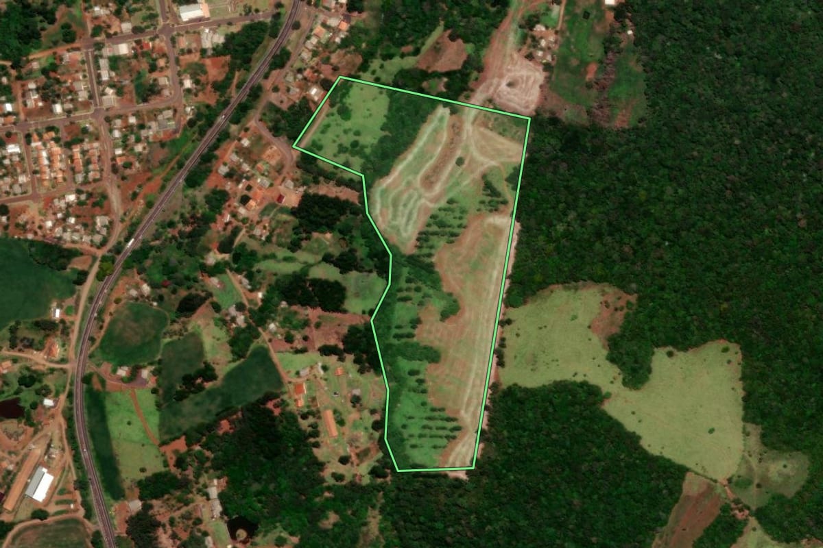 Imagem de satélite do imóvel rural em Nova Laranjeiras (PR), com o contorno declarado no CAR desenhado por cima.
