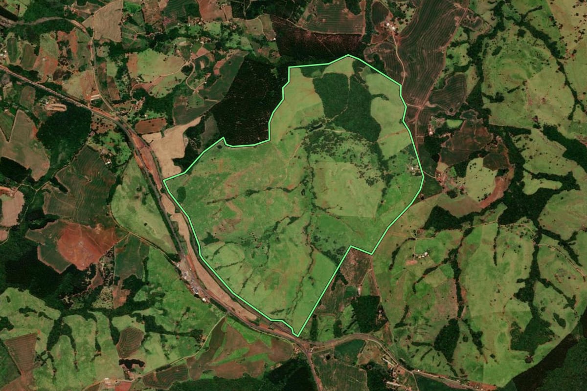 Imagem de satélite do imóvel rural em Nova Laranjeiras (PR), com o contorno declarado no CAR desenhado por cima.