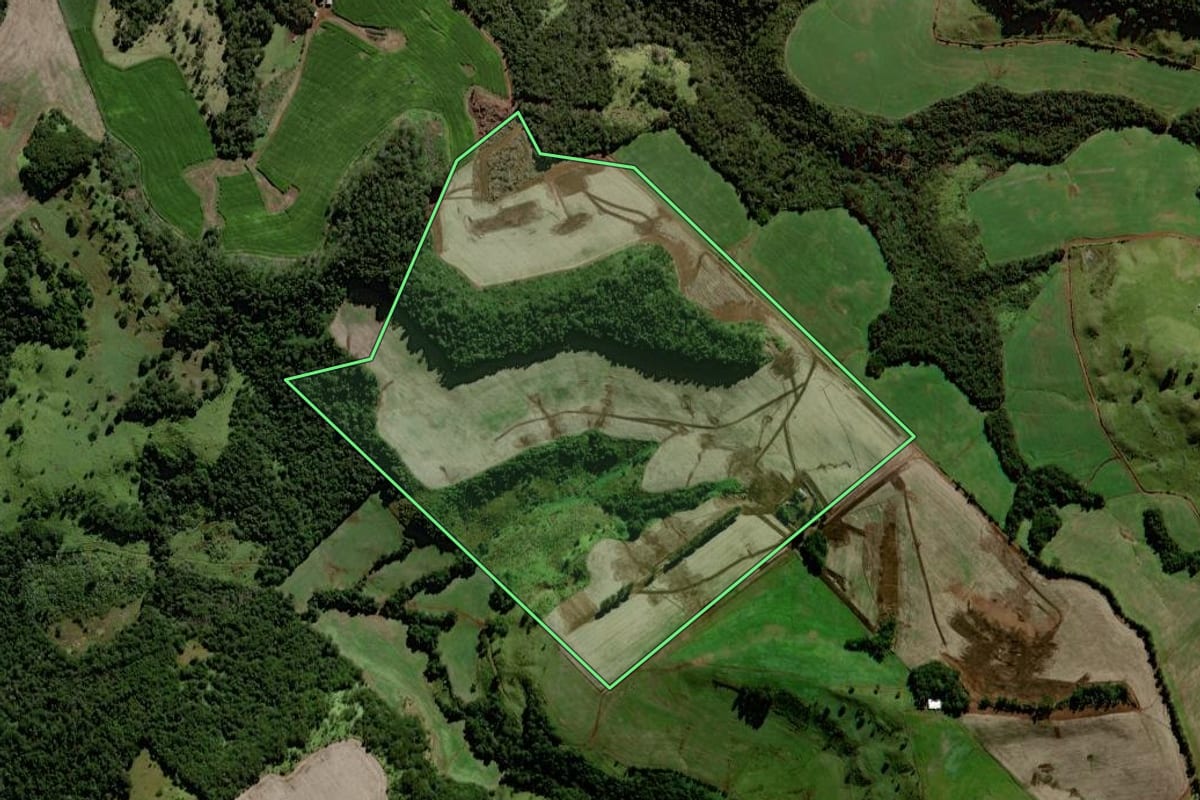 Imagem de satélite do imóvel rural em Nova Laranjeiras (PR), com o contorno declarado no CAR desenhado por cima.
