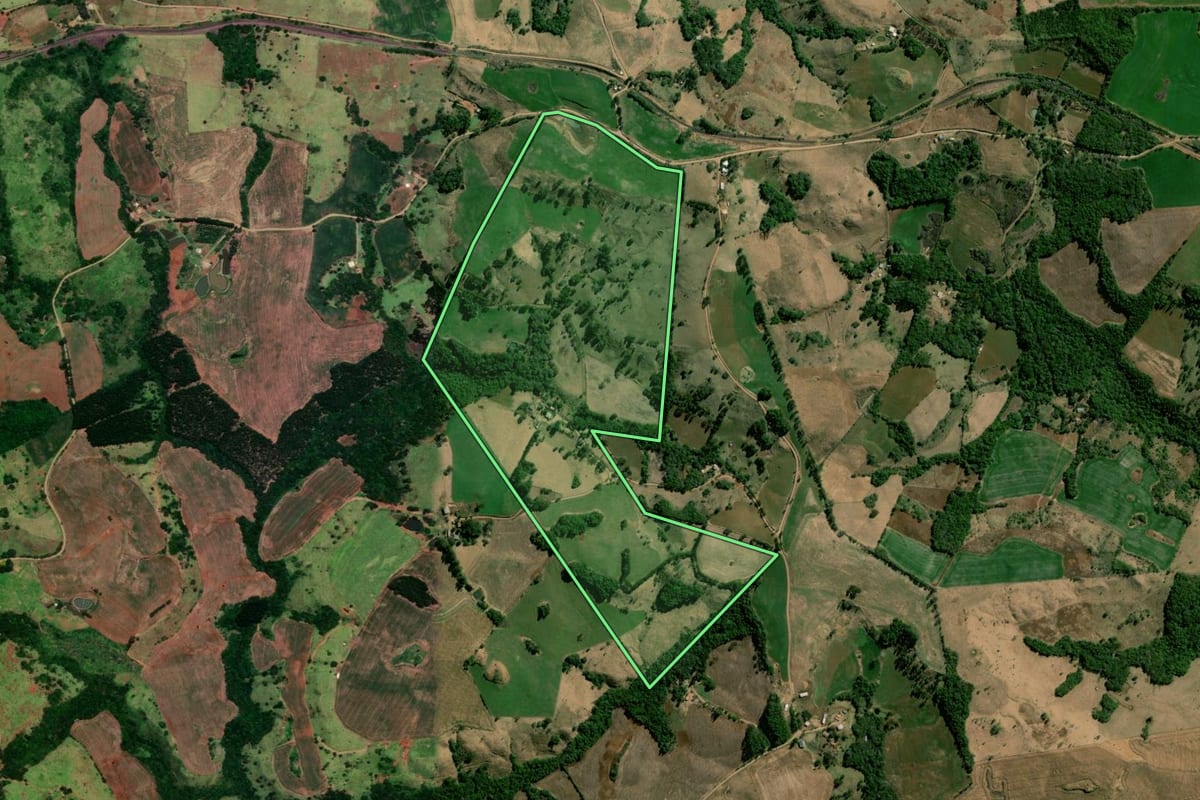 Imagem de satélite do imóvel rural em Nova Laranjeiras (PR), com o contorno declarado no CAR desenhado por cima.
