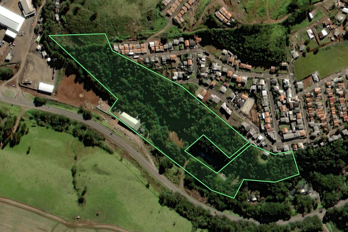 Imagem de satélite do imóvel rural em Nova Laranjeiras (PR), com o contorno declarado no CAR desenhado por cima.