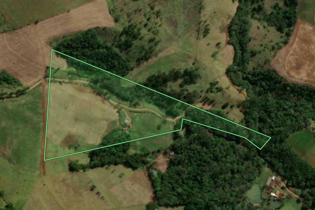 Imagem de satélite do imóvel rural em Nova Laranjeiras (PR), com o contorno declarado no CAR desenhado por cima.