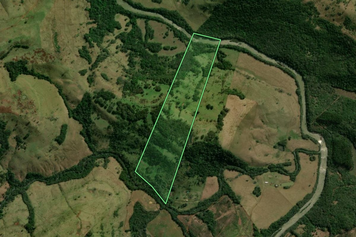 Imagem de satélite do imóvel rural em Nova Laranjeiras (PR), com o contorno declarado no CAR desenhado por cima.