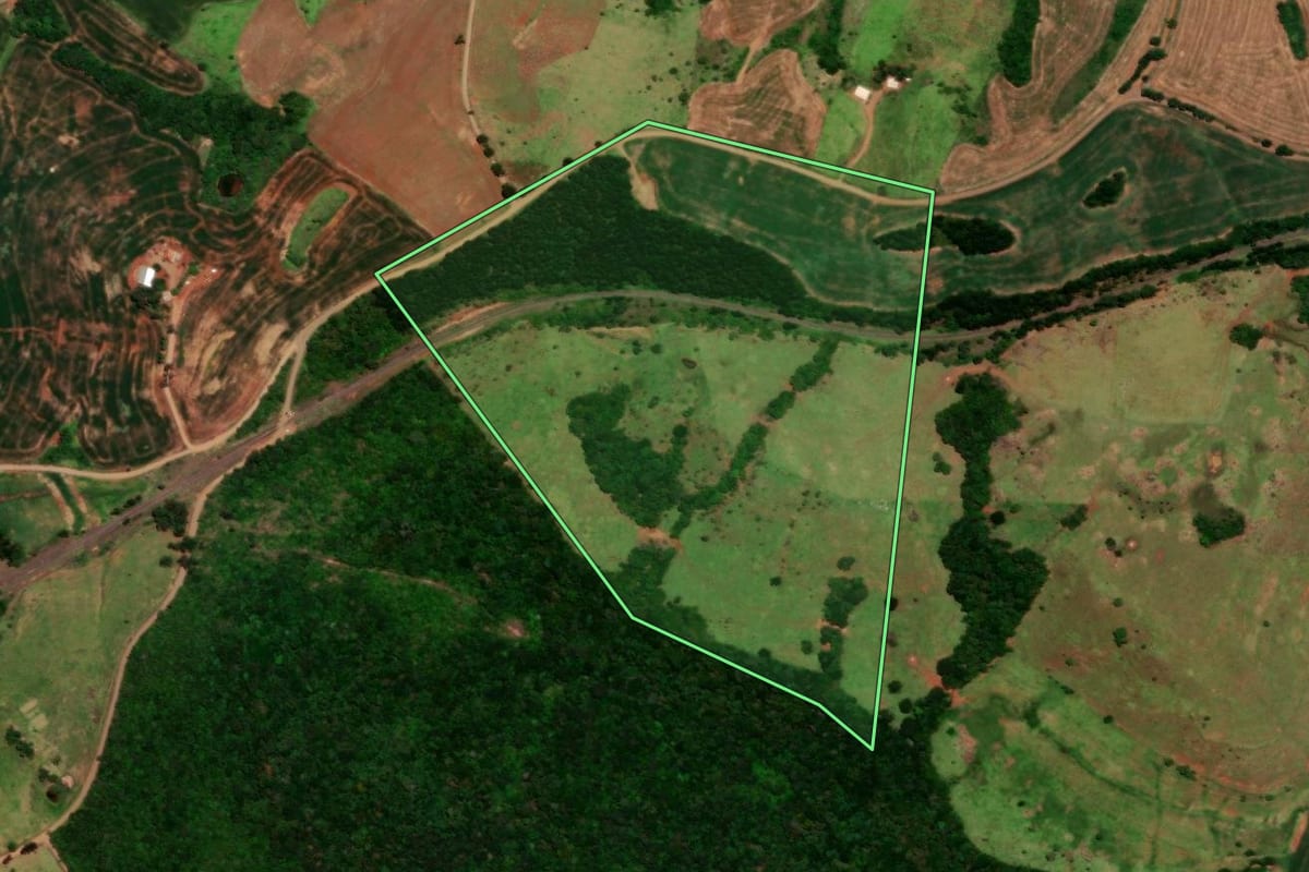 Imagem de satélite do imóvel rural em Nova Laranjeiras (PR), com o contorno declarado no CAR desenhado por cima.