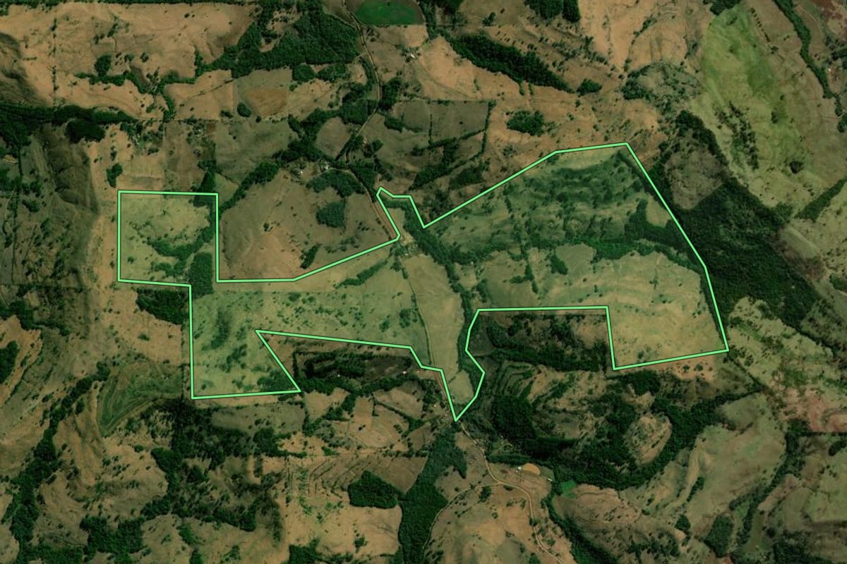 Imagem de satélite do imóvel rural em Nova Laranjeiras (PR), com o contorno declarado no CAR desenhado por cima.